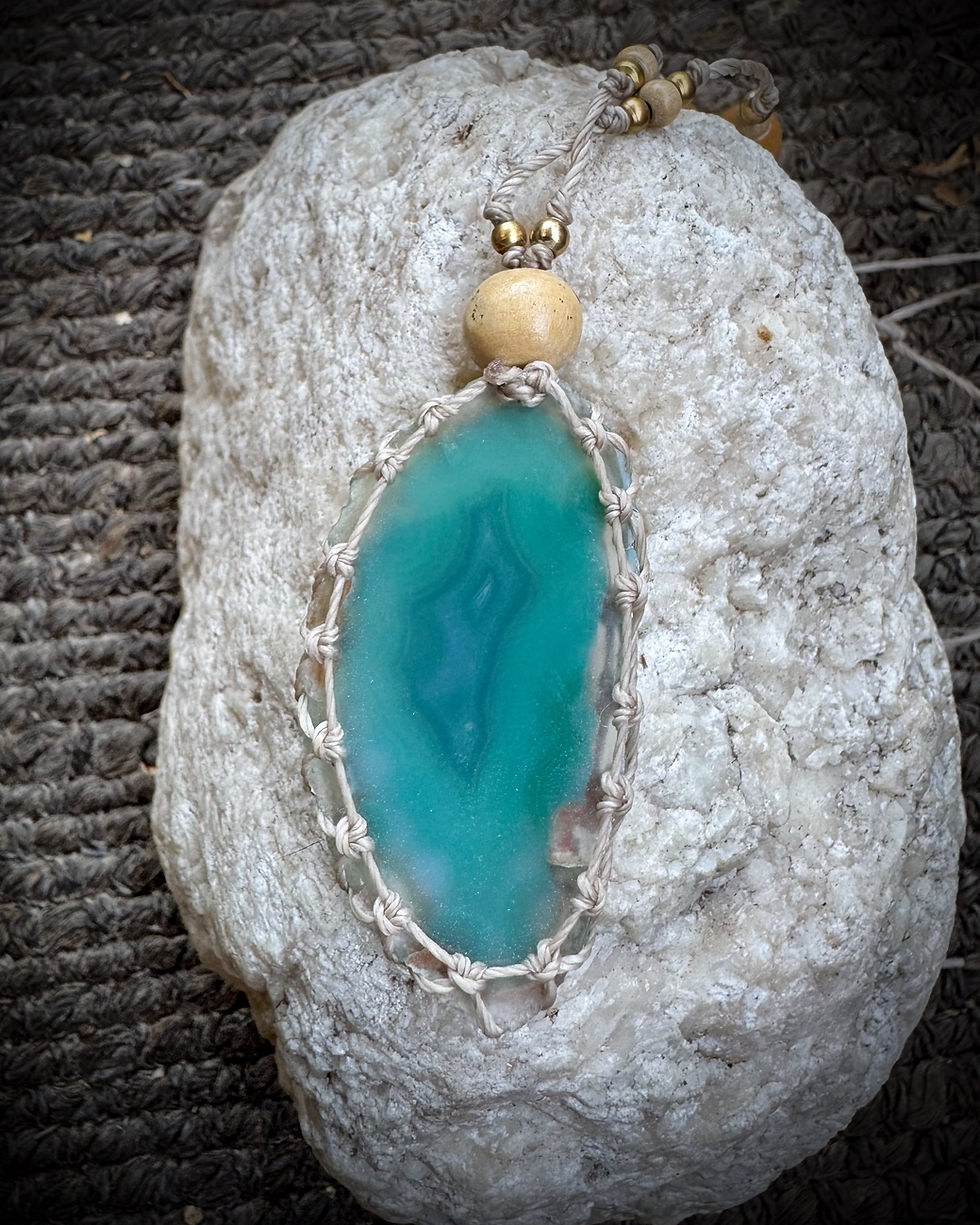 Miniaturbild: Halskette / Amulett mit Achat / Messing / Holz
