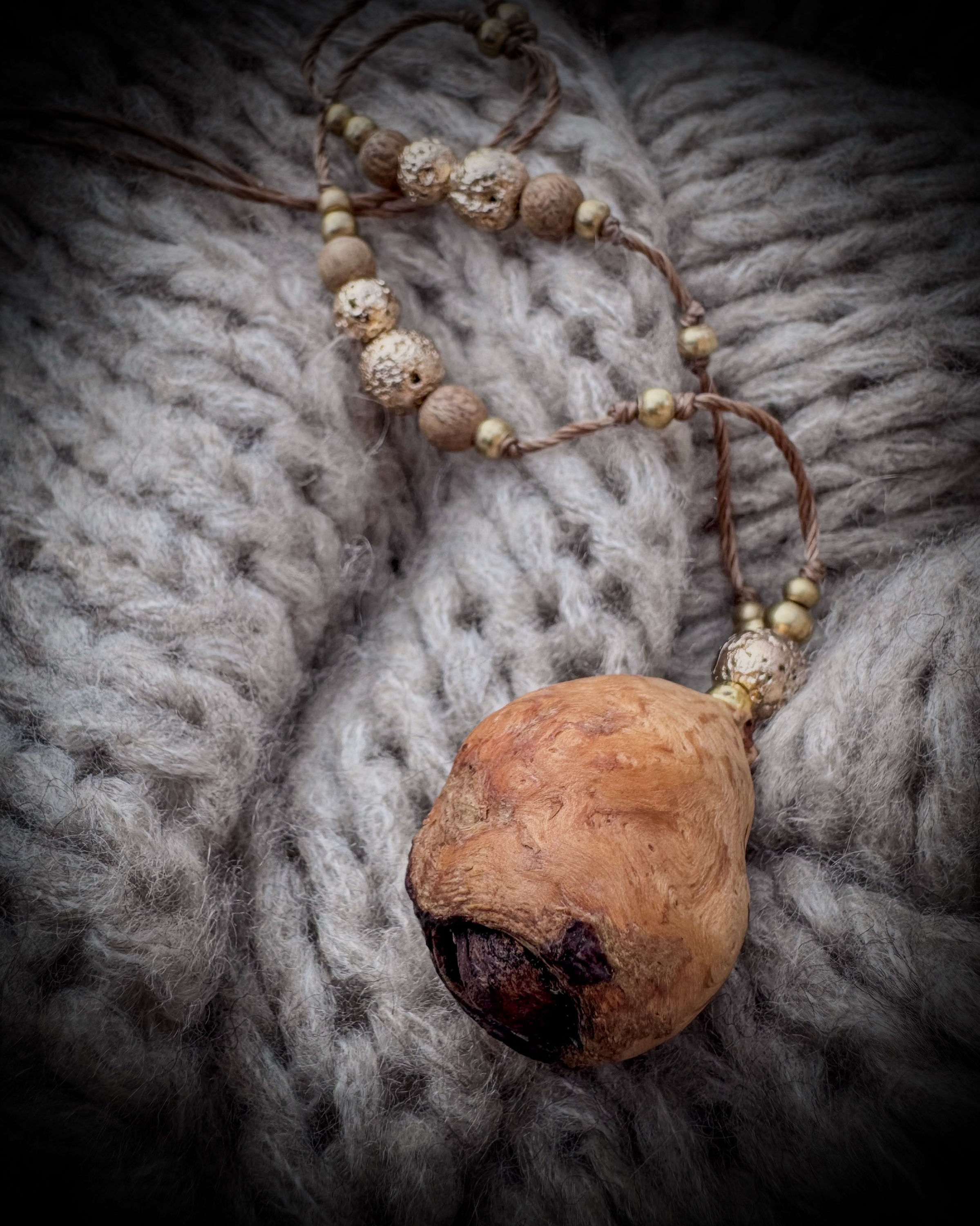 Halskette / Amulett mit Baumperle / vergoldeten Lavastein / Messing / Holz