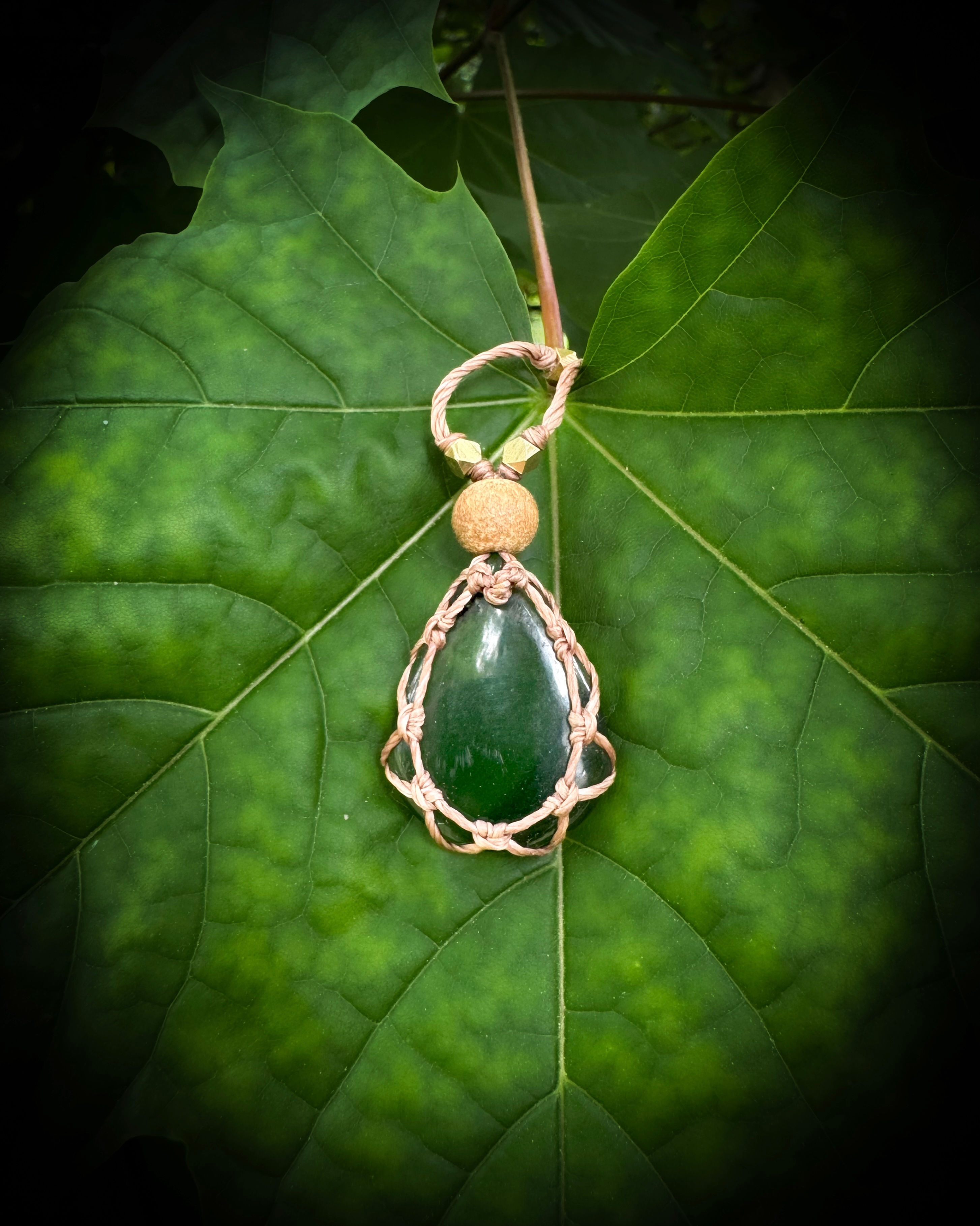 Halskette / Amulett mit Nephrit Jade / Messing / Holz