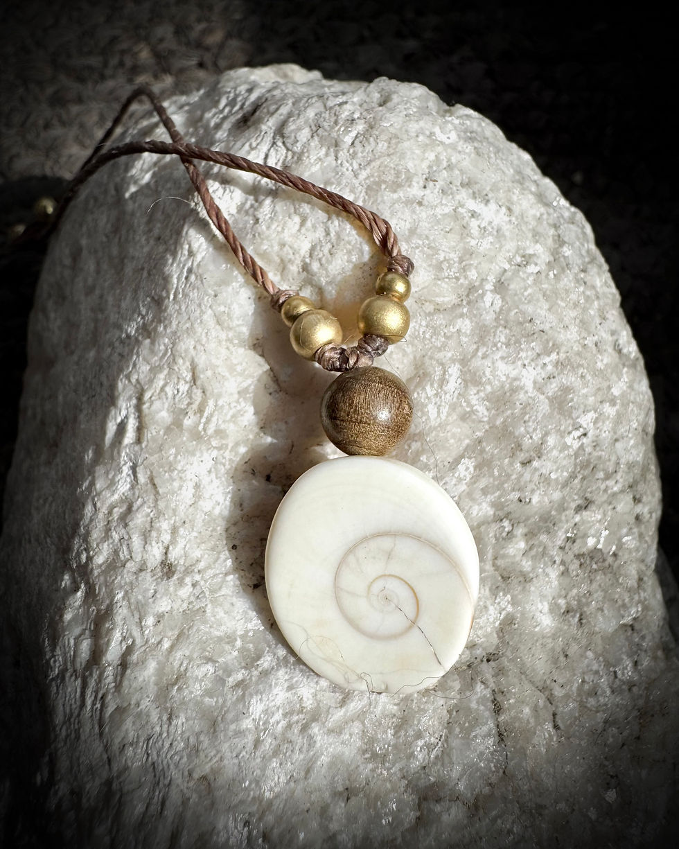 Miniaturbild: Halskette / Amulett mit Shiva Auge / Messing / Holz