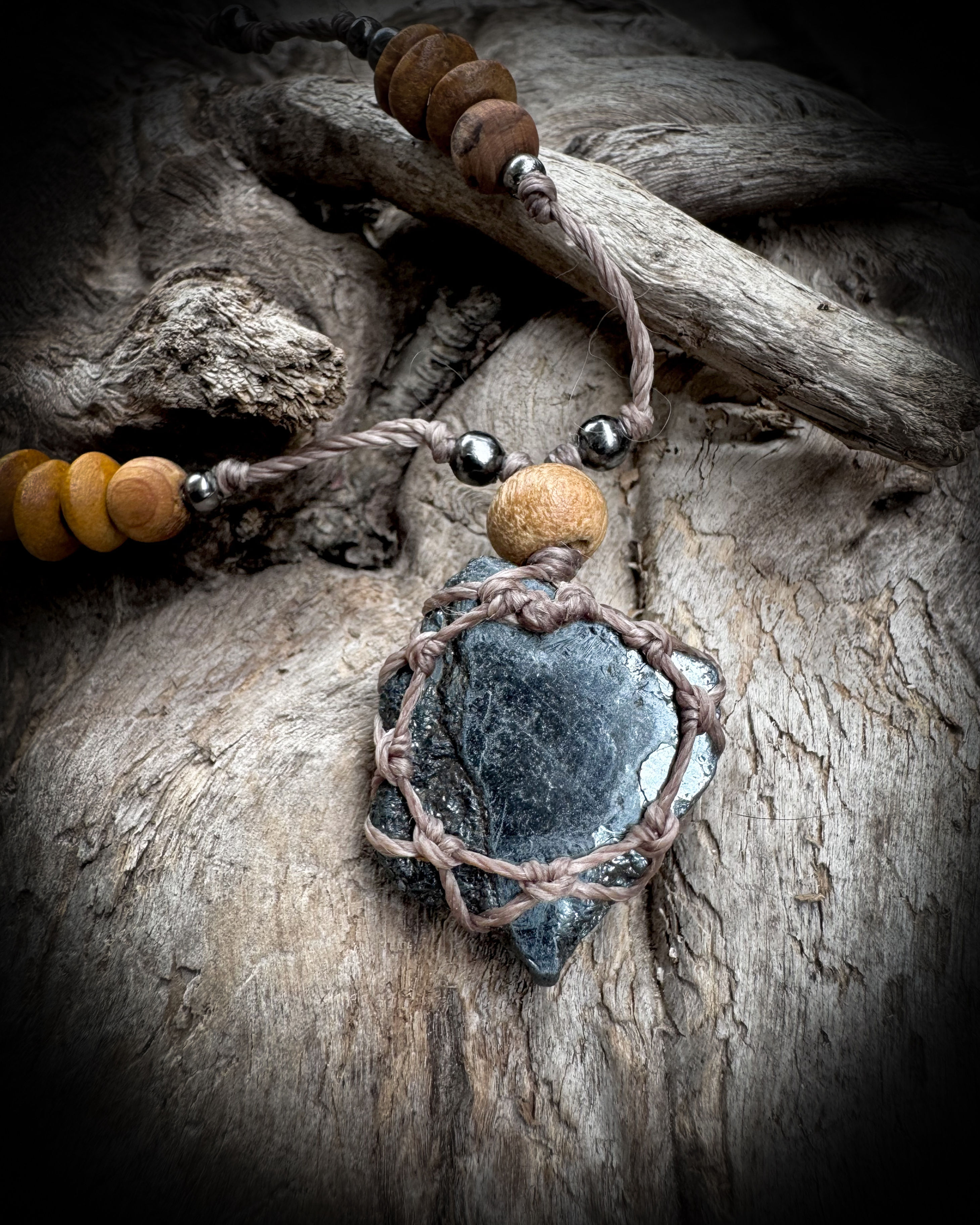 Halskette / Amulett mit Hämatit / Edelstahl / Holz 