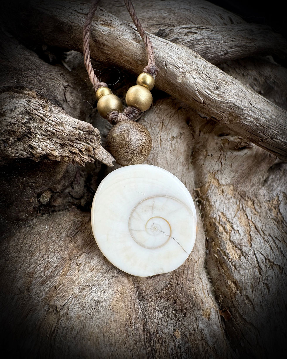 Miniaturbild: Halskette / Amulett mit Shiva Auge / Messing / Holz