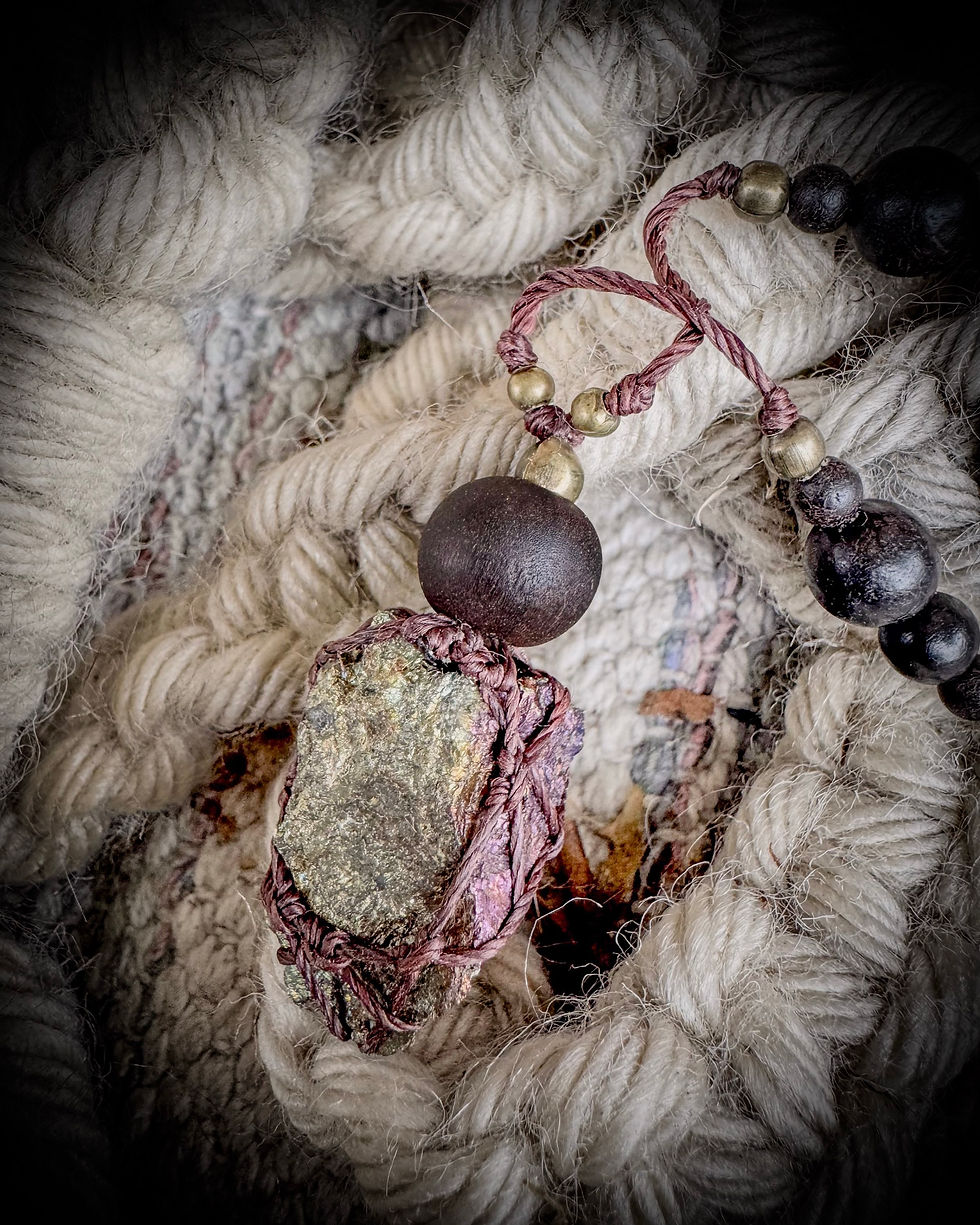 Miniaturbild: Halskette / Amulett mit  Chalkopyrit / Bronze / Holz