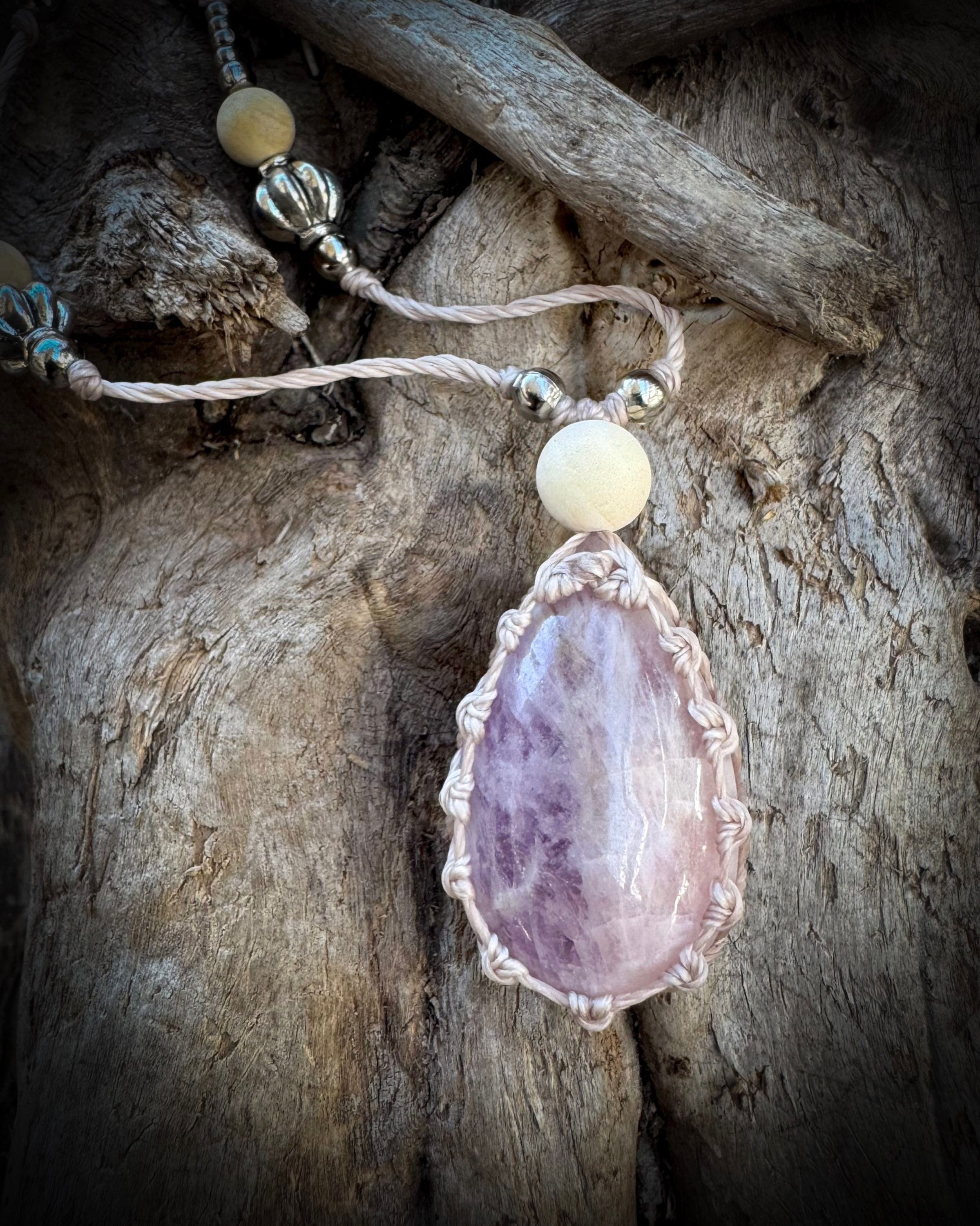 Halskette / Amulett mit Kunzit / Silber / Holz