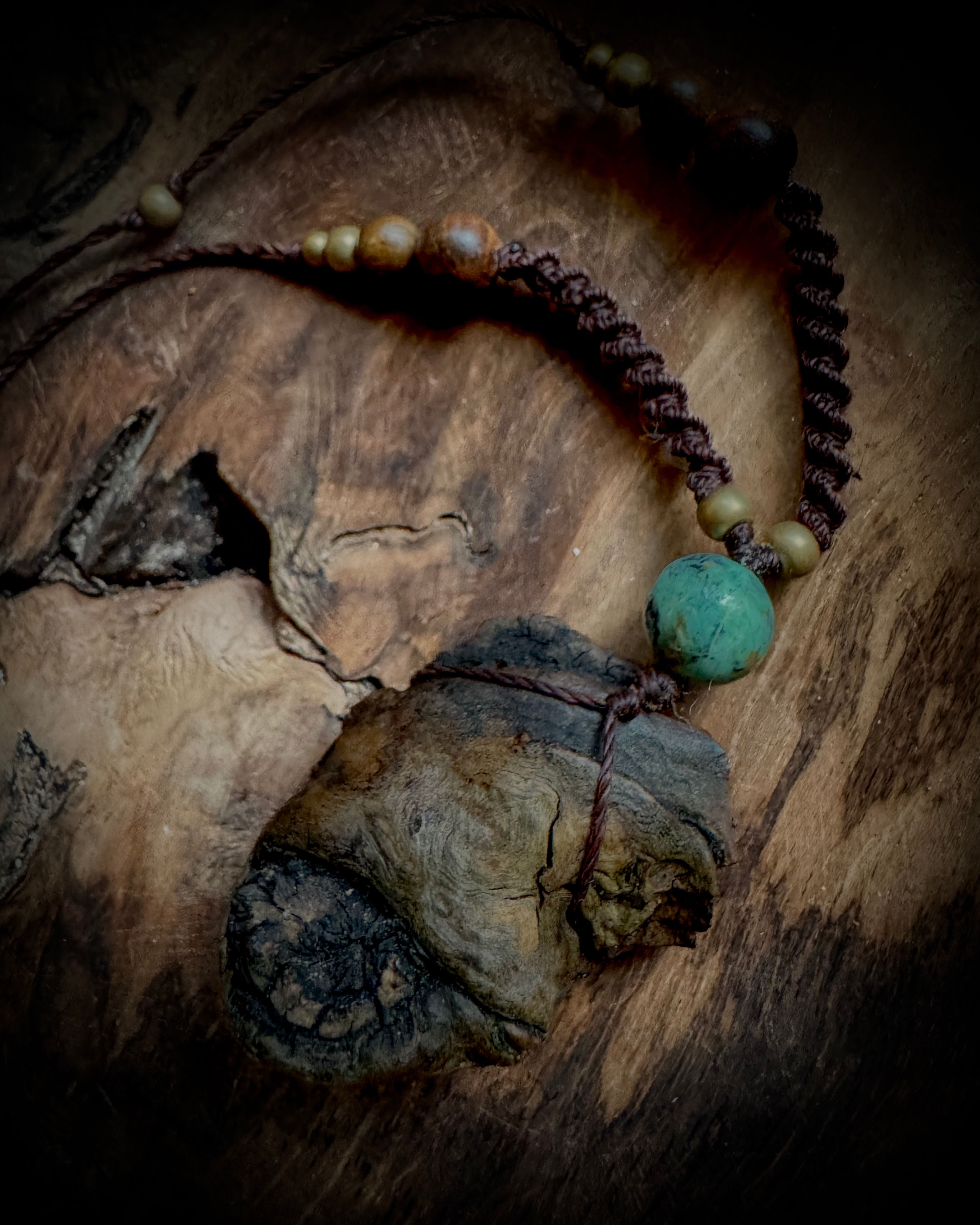 Halskette / Amulett mit Schwemmholz / Chrysokoll / Messing / Holz