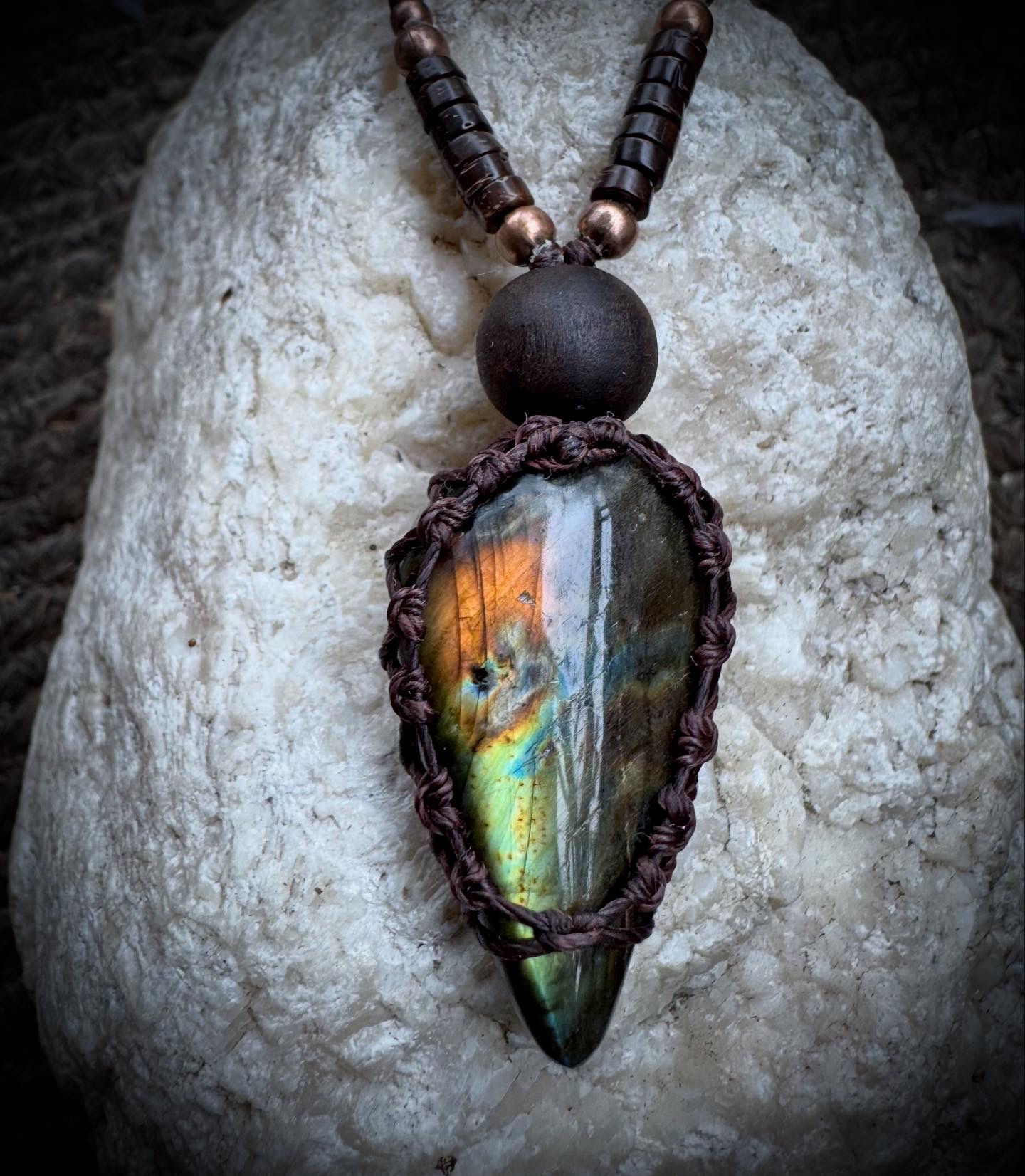 Halskette / Amulett mit Labradorit / Kupfer / Holz