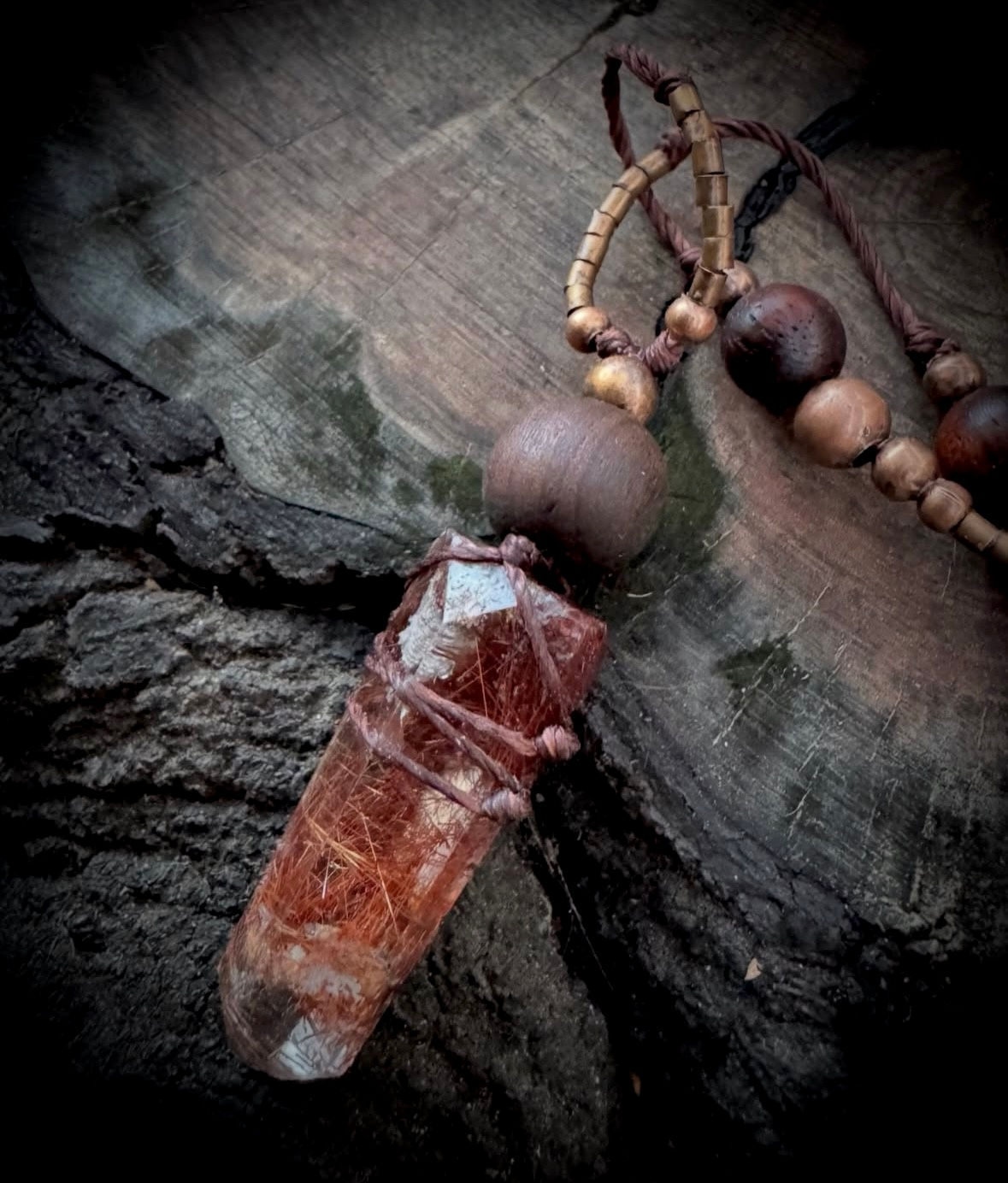 Halskette / Amulett mit roten Rutilquarz / Kupfer / Holz