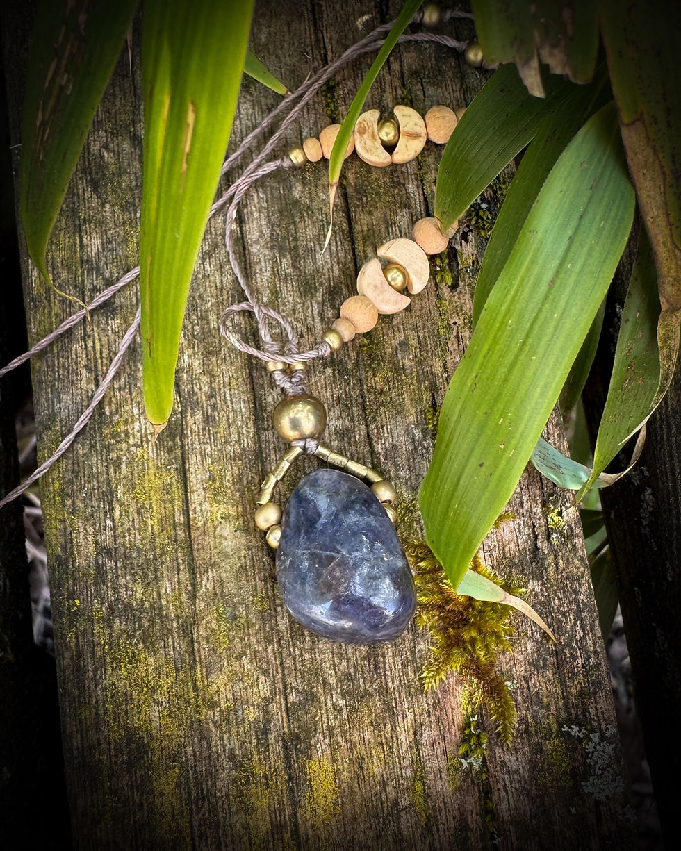 Miniaturbild: Halskette / Amulett mit  Iolith / Messing / Holz