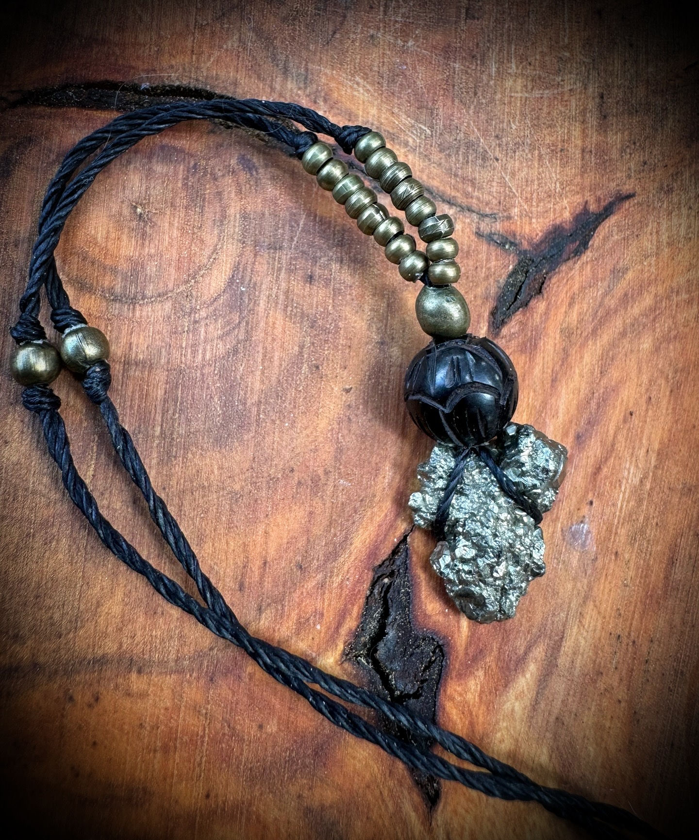 Halskette/Amulett mit Pyrit / Bronze / Holz