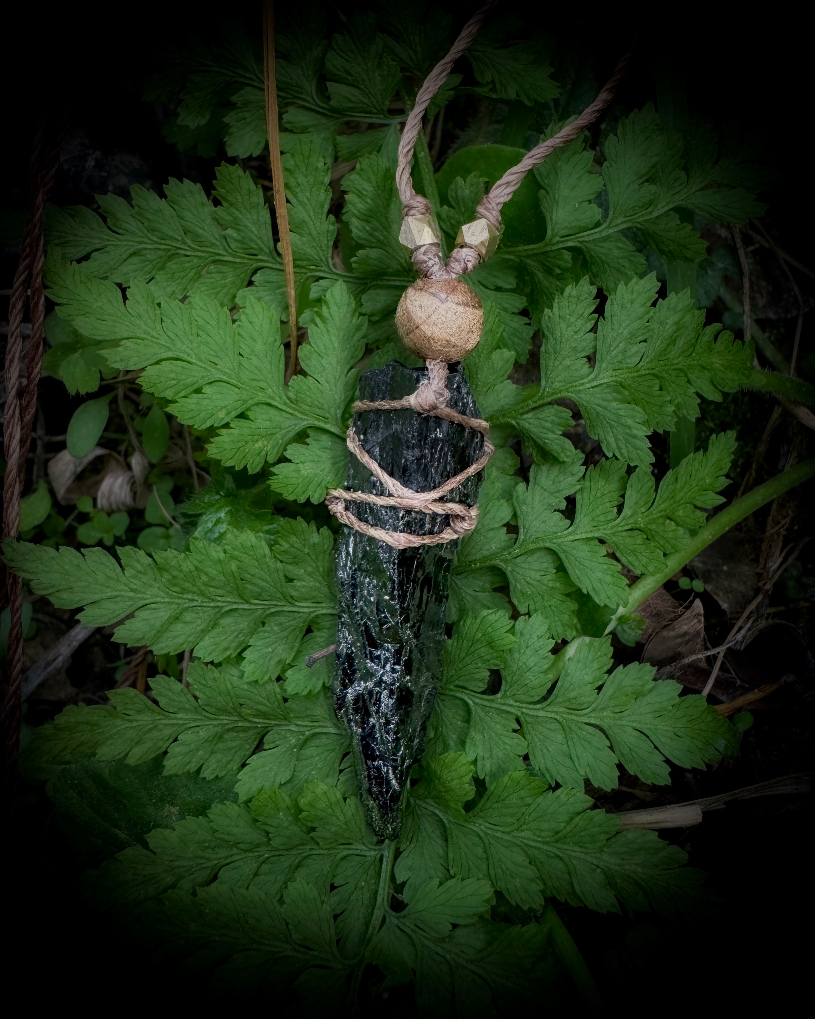 Halskette / Amulett mit schwarzen Turmalin / Messing / Holz