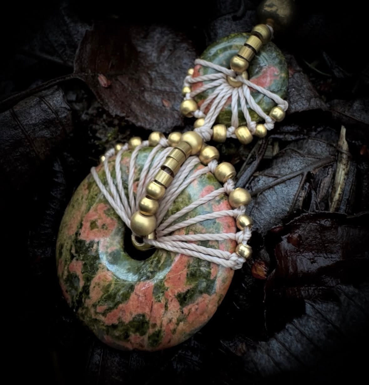 Halskette / Amulett mit Unakit / Messing / Holz