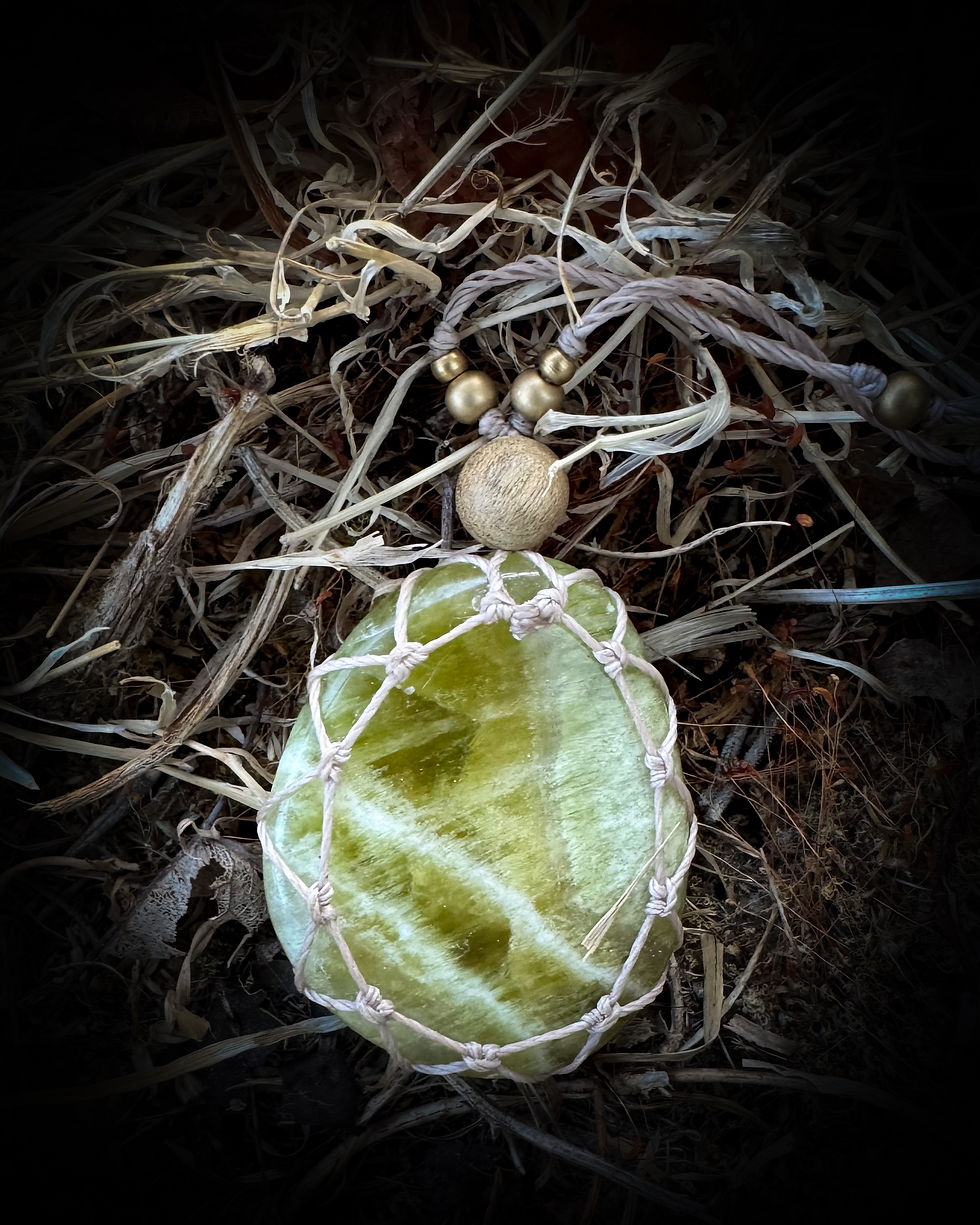 Miniaturbild: Halskette / Amulett mit Prasiolith / Messing / Holz