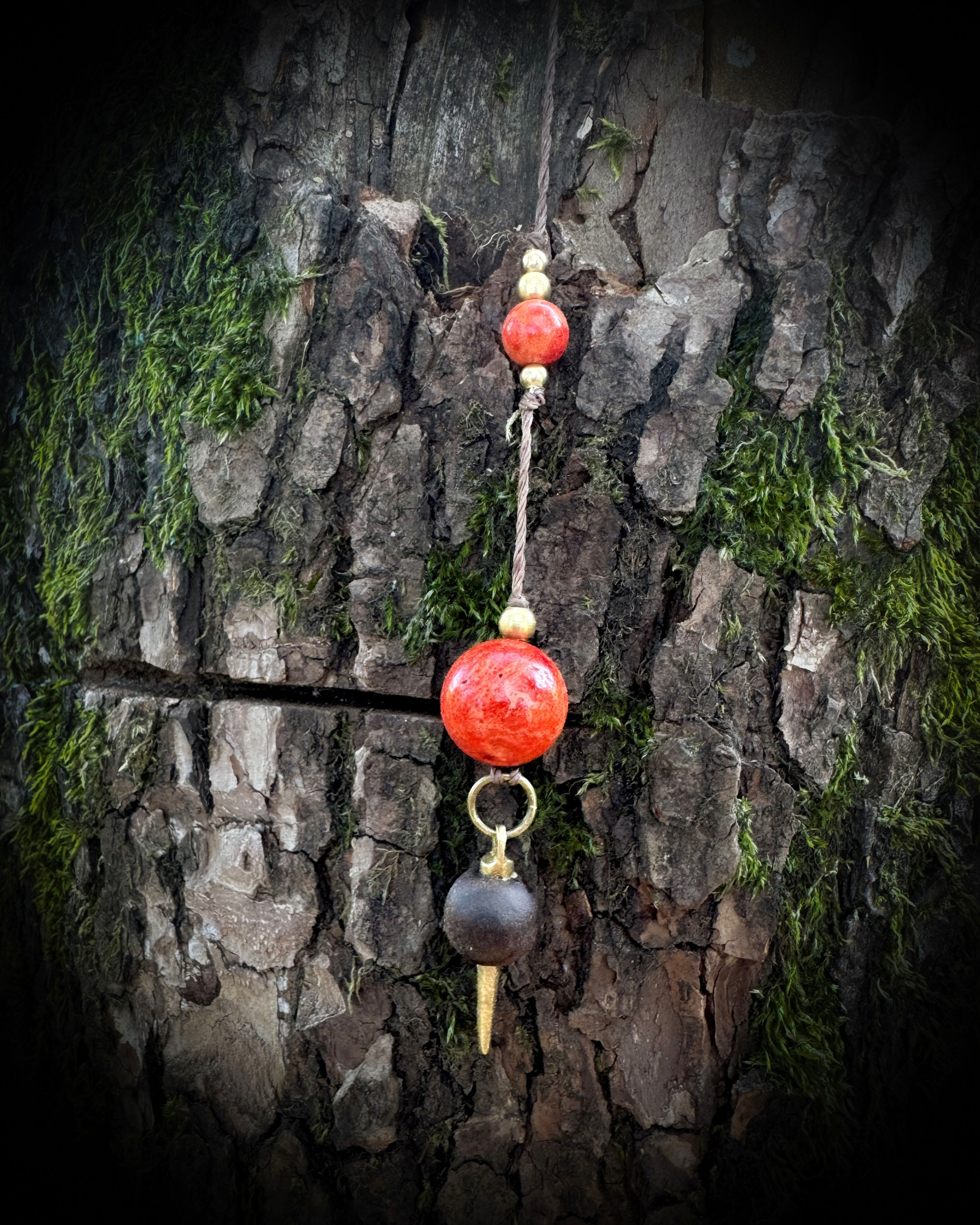 Pendel mit roter Koralle / Messing / Holz