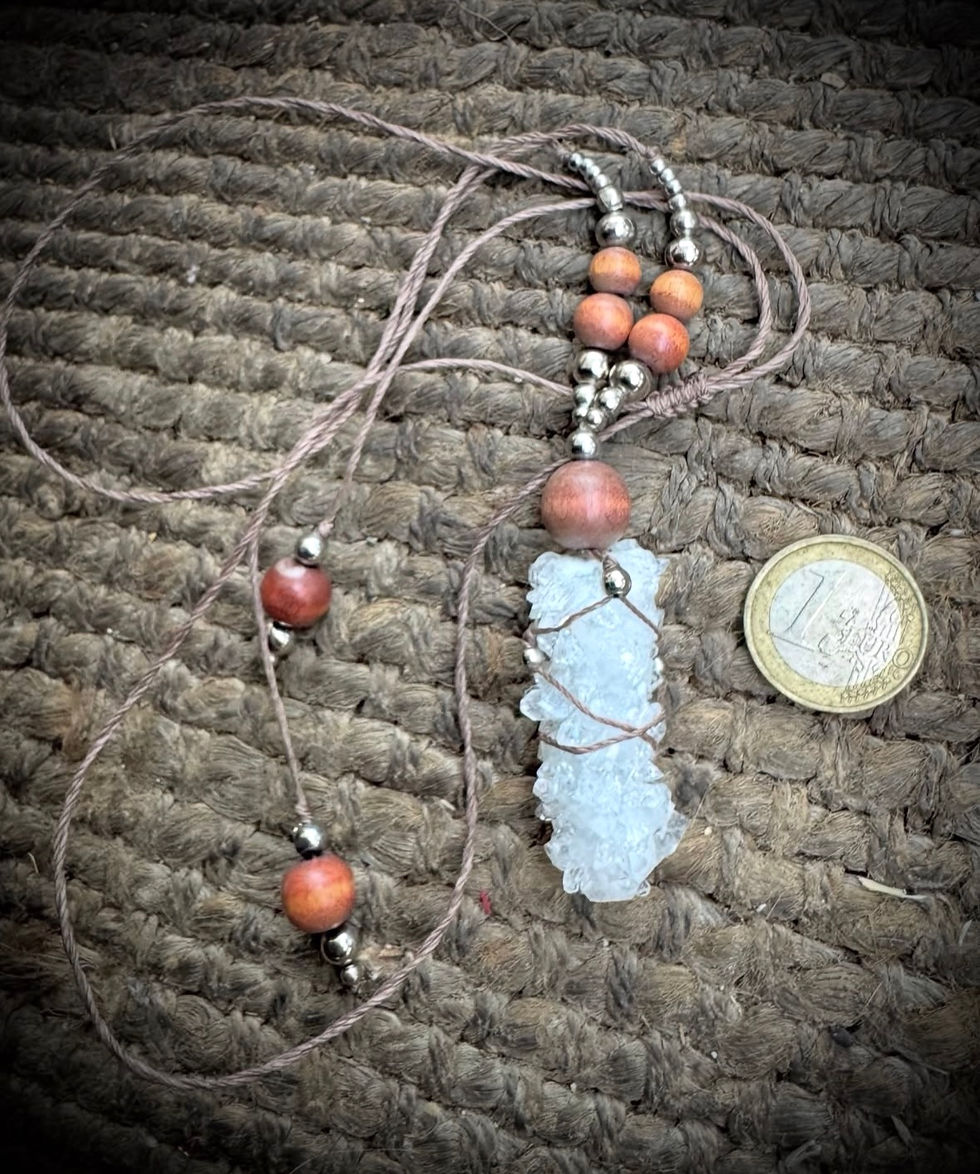 Miniaturbild: Halskette / Amulett mit  Apophyllit Gruppe / Silber / Holz 