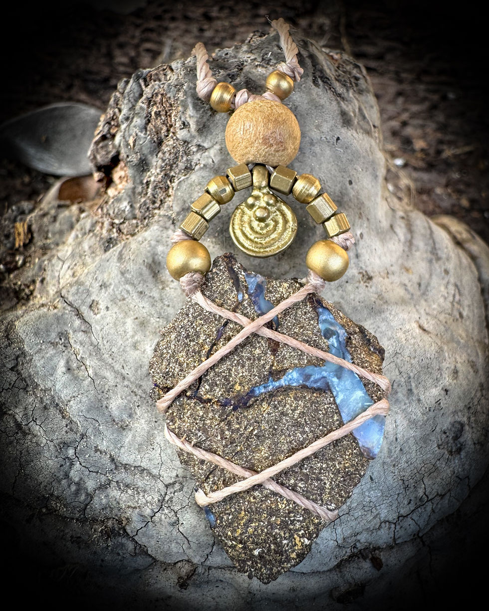 Miniaturbild: Halskette / Amulett  mit Boulderopal / Messing / Holz