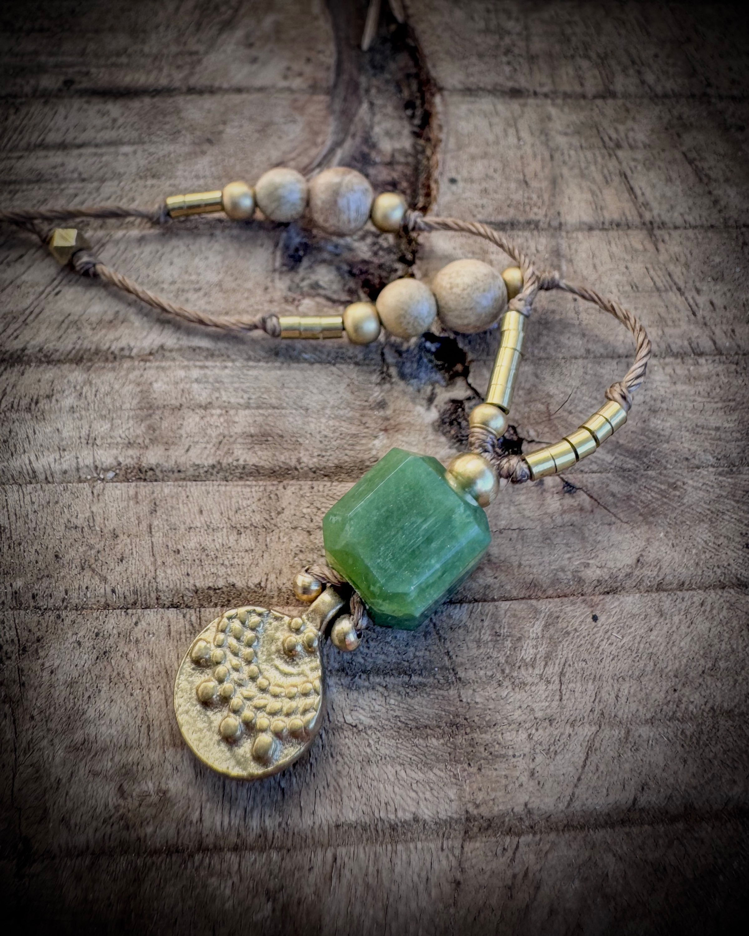 Halskette / Amulett mit Chromtremolit / Messing / Holz