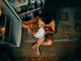 Gece Yeme Krizleri mi Yaşıyorsunuz? Yeme Kriziyle Başa Çıkmak İçin 7 Strateji