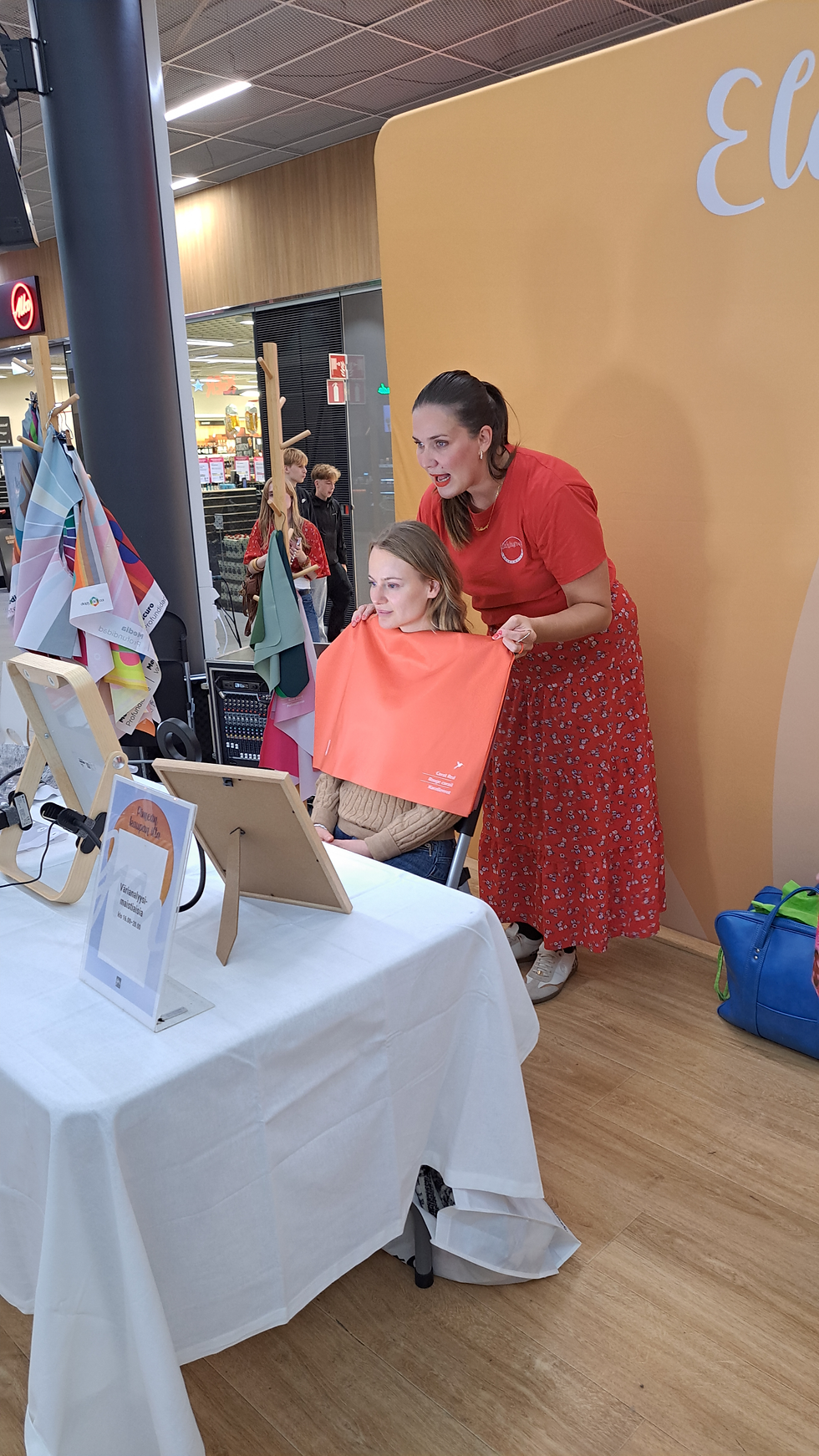 Hehkumpi värianalyysi asiakas tapahtumassa