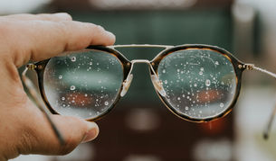 Aprenda a limpar corretamente um óculos de grau ou de sol.