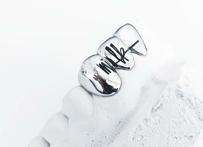 Miniature : Grillz Tatoo Gravure Laser personnalisée Noire ou en Surface, Argenté ou Doré