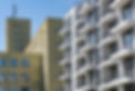 Industrie- und Architekturfotografie: Moderne Wohnhausfassade in Berlin mit Balkonen und klaren Linien.