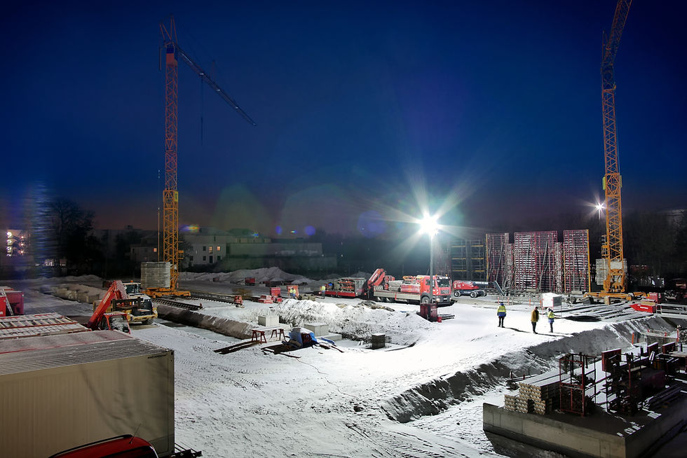 Nachtaufnahme der Baustelle; Kräne und Flutlichter bei Arbeiten an der Bodenplatte.