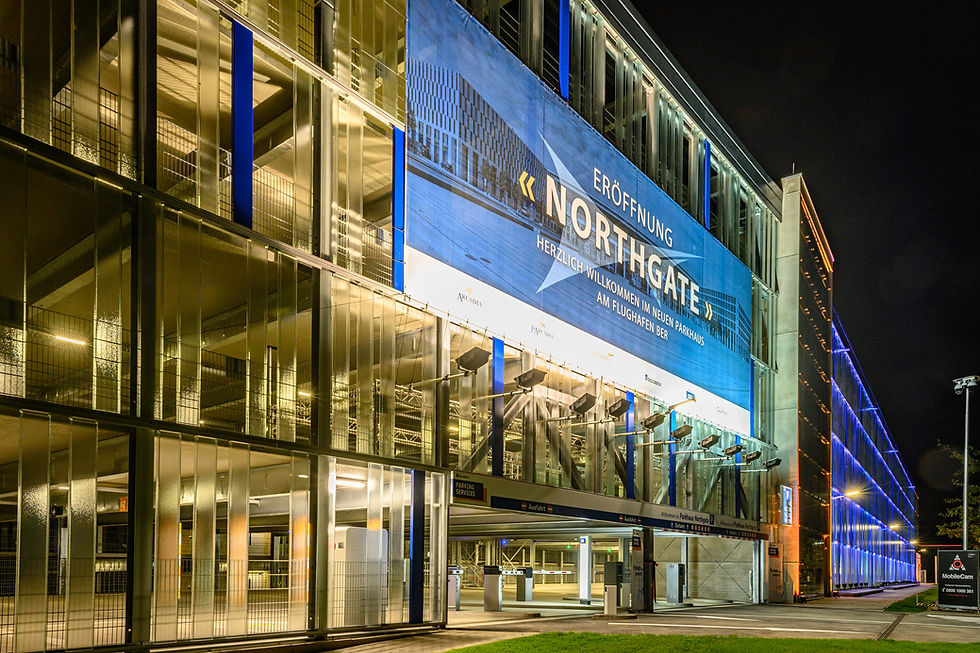 Glasfront des Parkhauses P3 bei Nacht; Architektur am Flughafen BER.