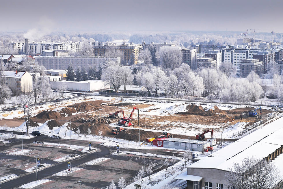Verschneite Baustelle Havelufer Spandau mit Kränen & Fundamenten.