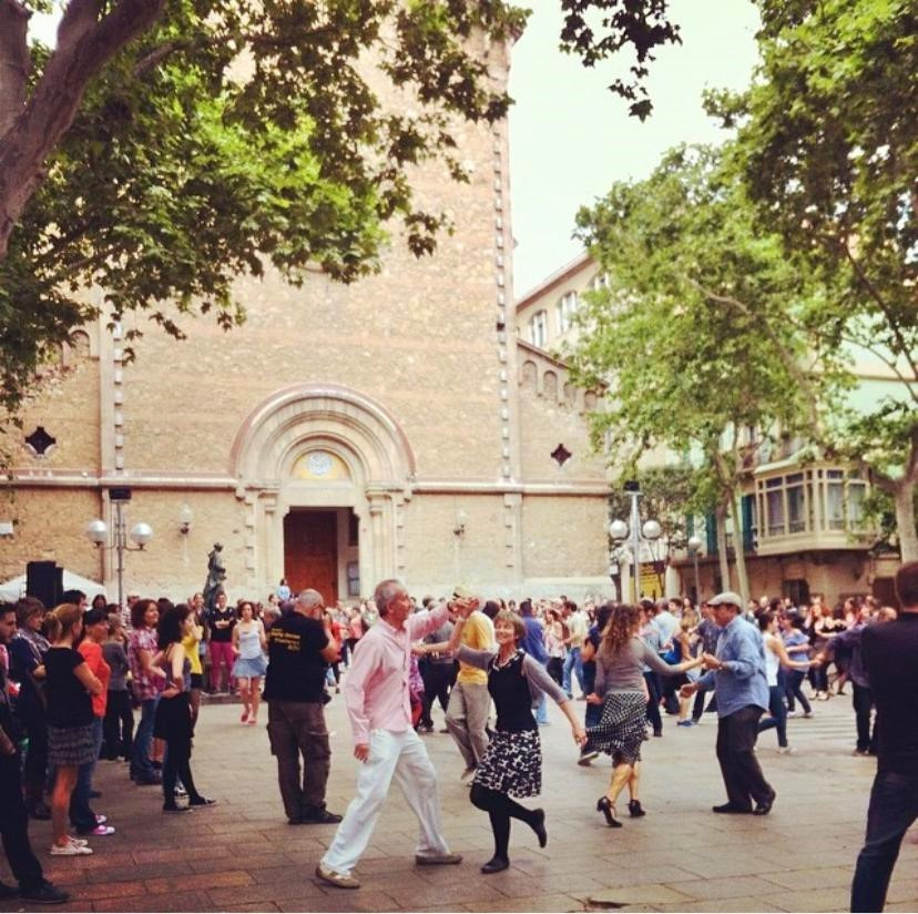 Praça no bairro da Garcia em Barcelona e dança