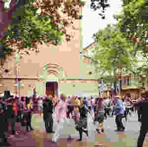 Praça no bairro da Garcia em Barcelona e dança