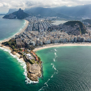 Forte de Copacabana de frente para o mar do bairro que o batizou