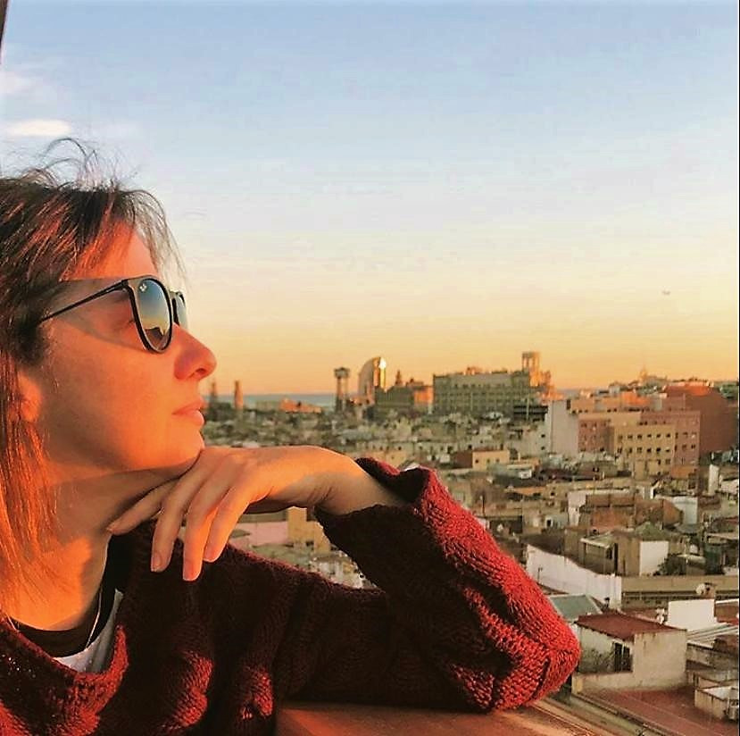 Isabella Ruas e Barcelona ao fundo