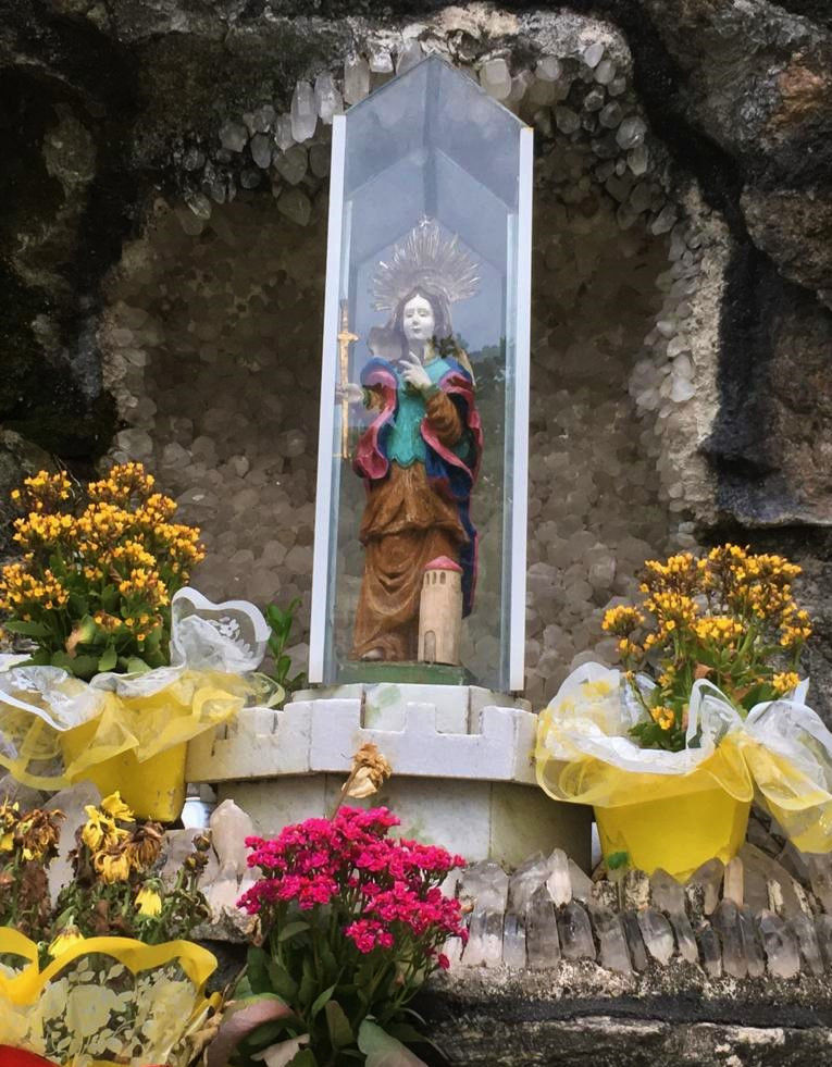 Essa é a gruta de Nossa Senhora de Copacabana que deu origem ao nome do forte e do bairro (Foto: Sonaira d'Ávila)