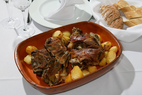 Cabrito com batatas asadas em Portugal na Páscoa