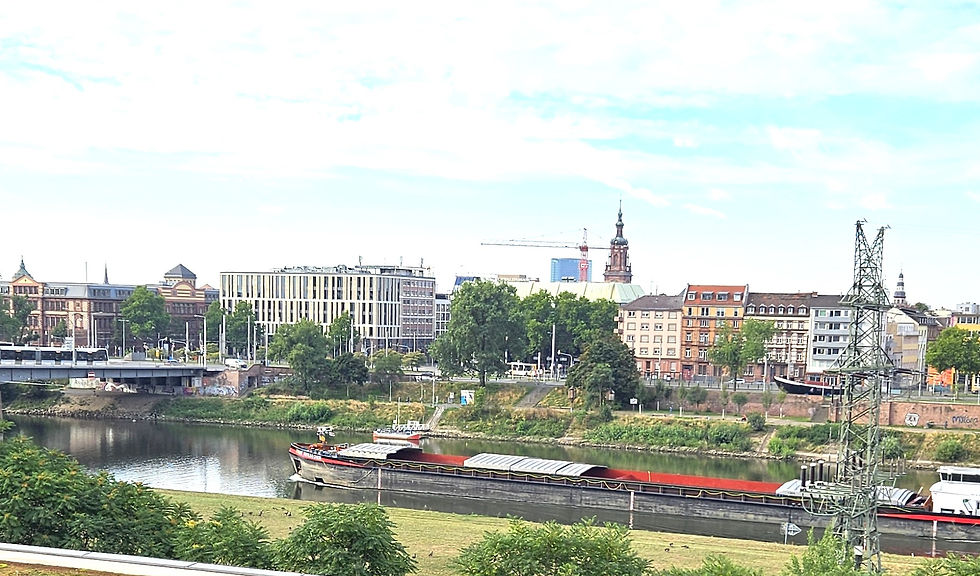 Barcaça atravessando o rio Neckar em Mannheim perto da ponte Kurpfalzbrücke