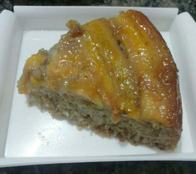 Bolo de canela com banana caramelada