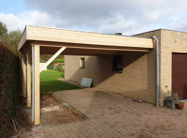 Carport en bois sur mesure adossé à une maison