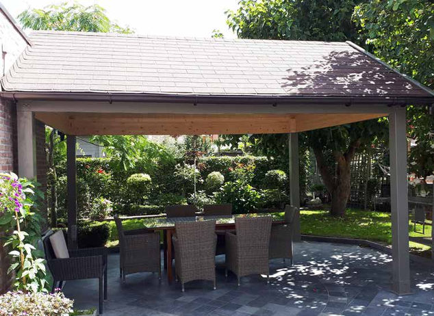 Grand carport bois avec espace repas extérieur