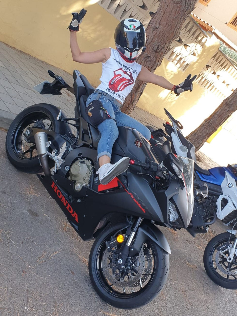 Chica en honda CBR haciendo Vs