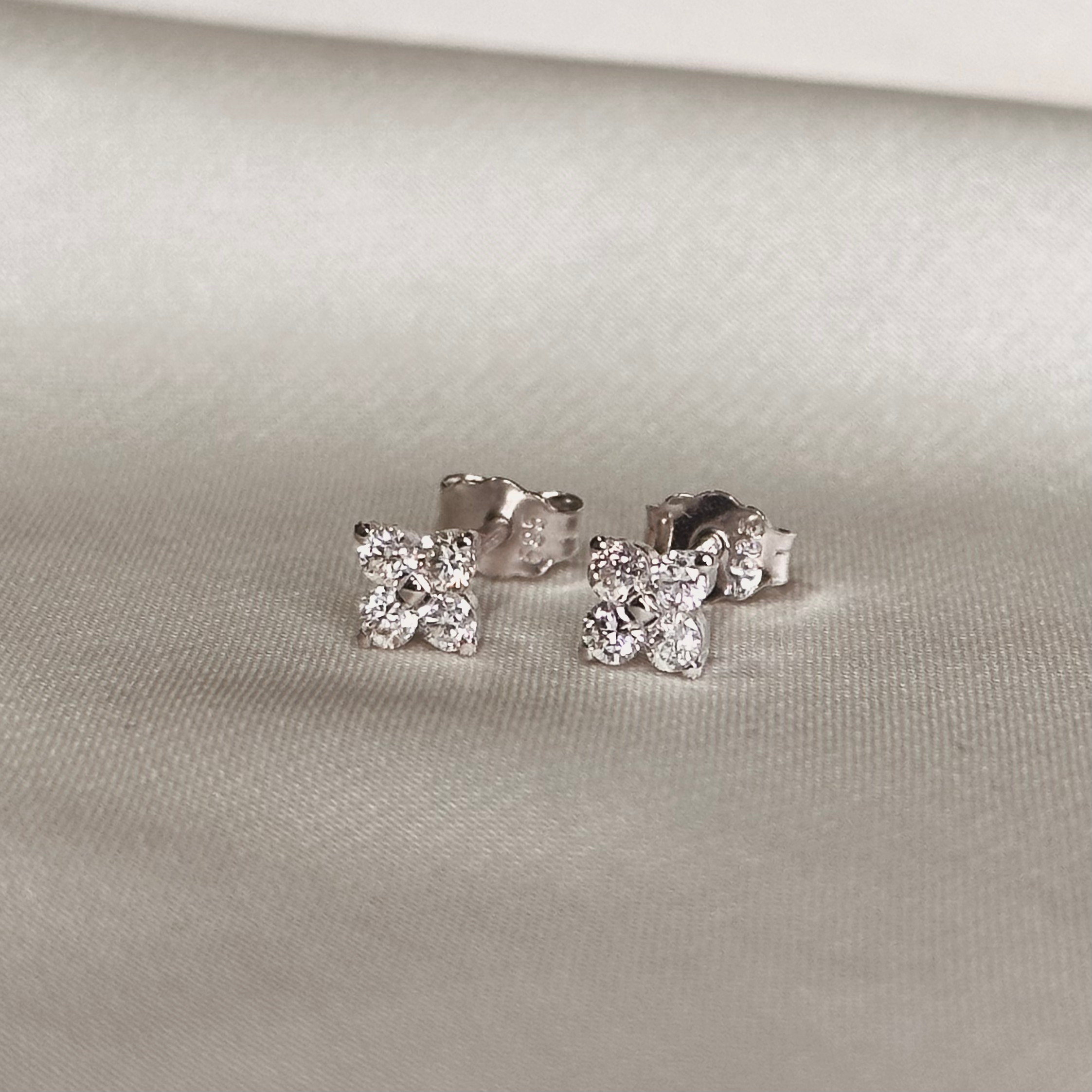 עגיל תלתן - ארבעה יהלומים