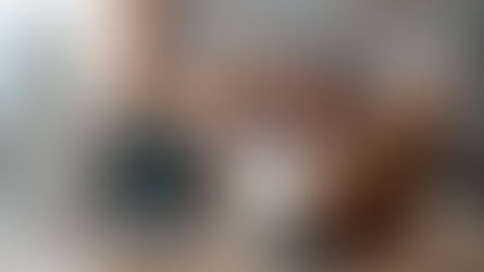 Um homem com as sentado na cadeira com as pernas sobre a mesa