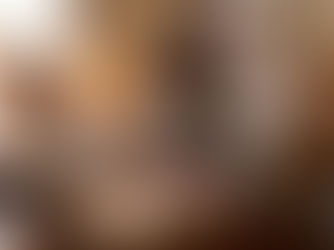 mulher digitando no computador em sua mesa ao redor de muitas caixas