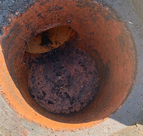 Verschmutzter Schacht vor Reinigung