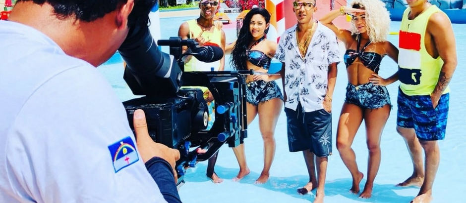 Em clima de verão, MC Troinha grava clipe em parque aquático