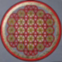 Lebensblume 2 80 x 80 Rot (Element Feuer, Brauntöne (Element Erde), Palmfaser, Blattgold - Rot ist in der Auralehre die Farbe des Wurzel-Chakras und steht für unsere Wurzeln - unsere Lebenskraft. Die symbolische Bedeutung der "Blume des Lebens" oder auch "Lebensblume" lesen Sie bitte unter "Lebensblume 1"