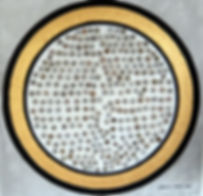 GESAMMELT 60 x 60 schwarz-gold auf grau-weiss, Eukalyptus-Blütenkapseln - Diese wundervollen Blütenkapseln des Eukalyptus-Baumes bilden den Mittelpunkt des faszinierenden Bildes. Die ätherischen Öle des Baumes werden in der medizinischen Heilbehandlung eingesetzt.