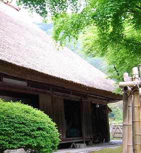 **Alt text:** Traditional thatched roof farmhouse in Kutsuki Shiga surrounded by mountains with cultural experiences peaceful countryside and workshops 滋賀県朽木の山々に囲まれた茅葺き古民家で文化体験やワークショップ 静かな田舎の雰囲気を楽しめる