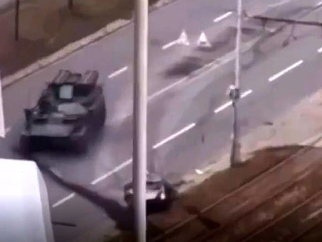 Tanque ruso aplasta a automóvil en plena carretera de Ucrania