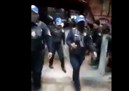 Reciben con aplausos a mujeres policías de CDMX, por haber contenido la marcha #8M2021