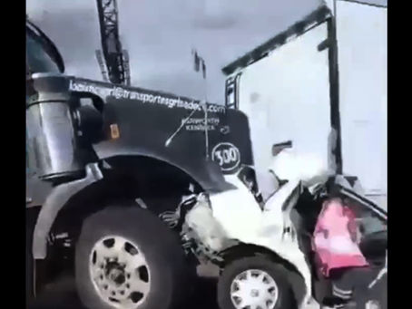 ¡Imágenes Fuertes! Momento en que un tráiler aplasta a un Tsuru en la autopista Puebla-Orizaba